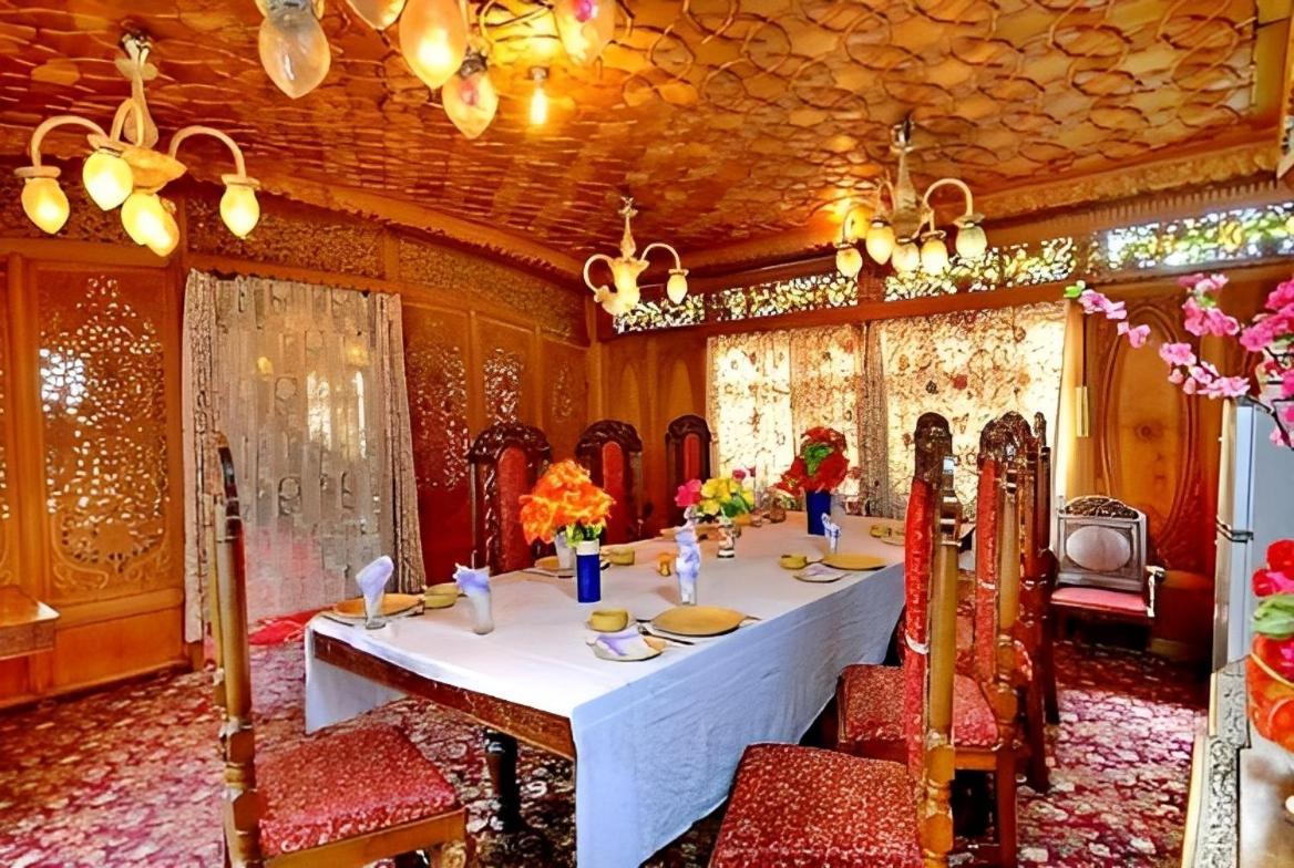 Heritage Amina Group Of Houseboats Hotel Srīnagar Exterior foto