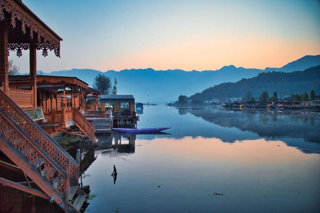 Heritage Amina Group Of Houseboats Hotel Srīnagar Exterior foto