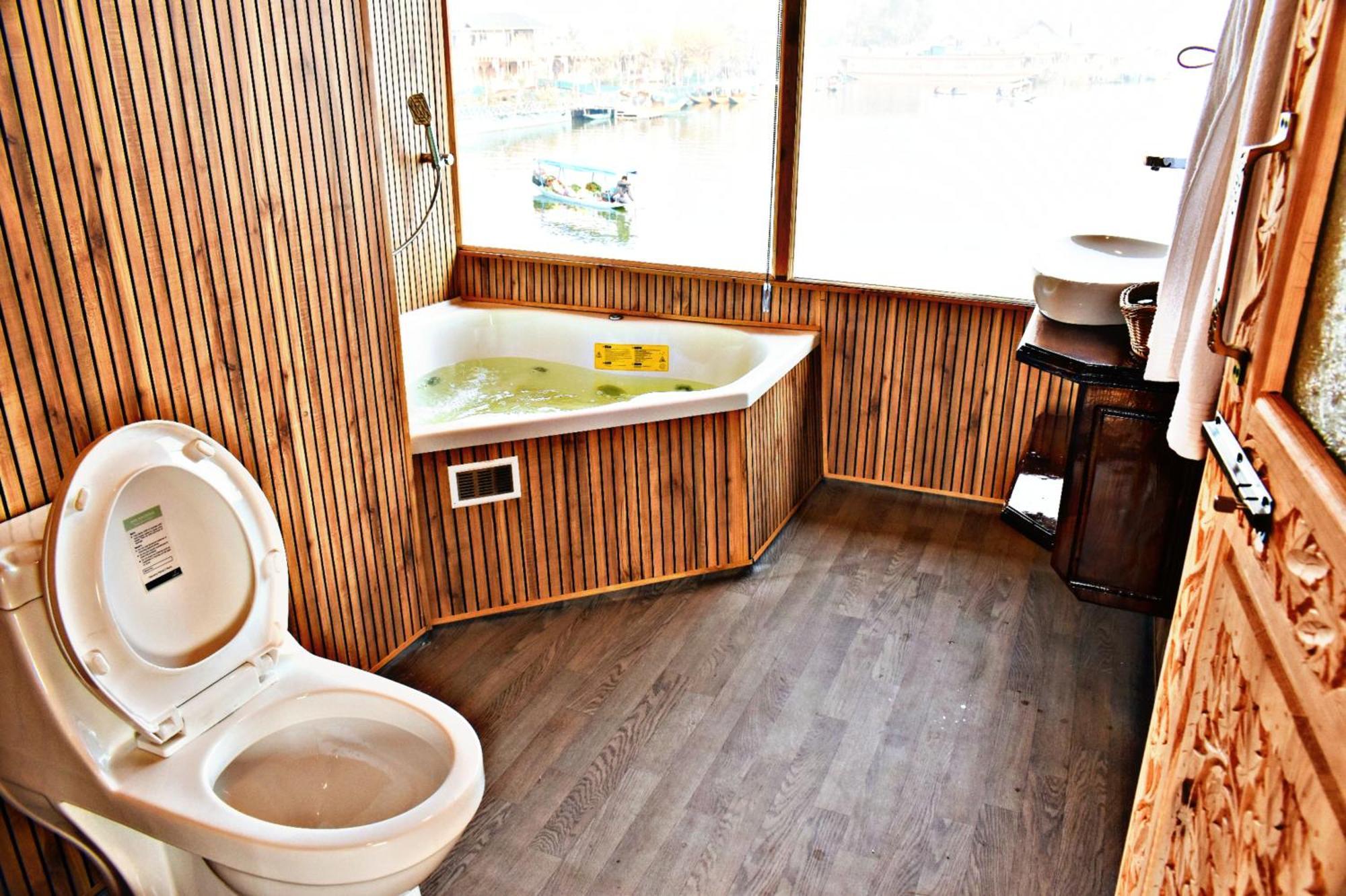 Heritage Amina Group Of Houseboats Hotel Srīnagar Exterior foto